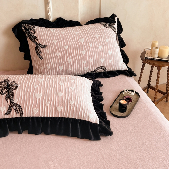 91家纺网 家纺一手货源 找家纺 索飞特家纺 2025新款秋冬赫本风牛奶绒彩印黑边四件套 挚爱-粉