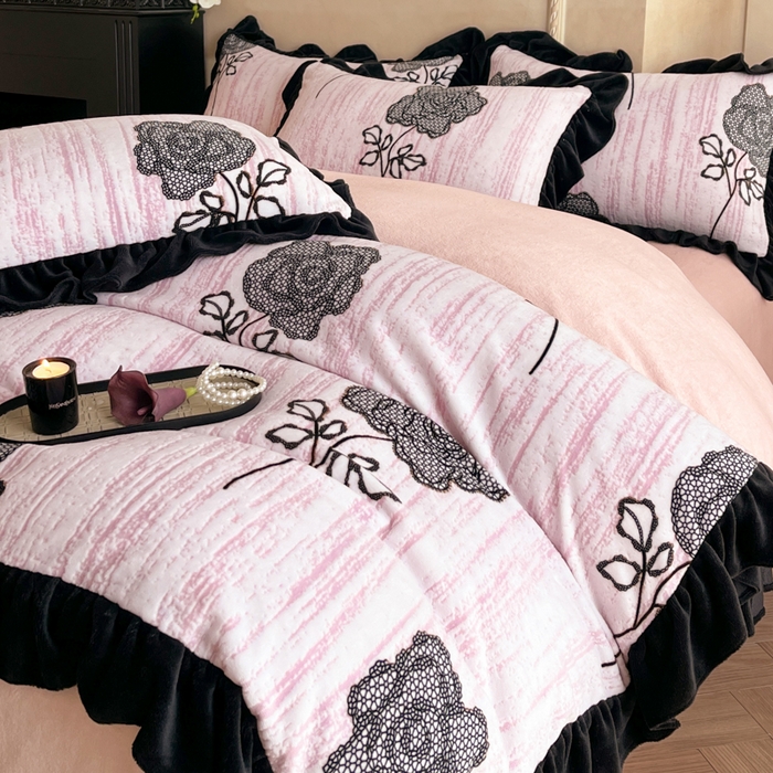 索飞特家纺 2025新款秋冬赫本风牛奶绒彩印黑边四件套 情愫-粉
