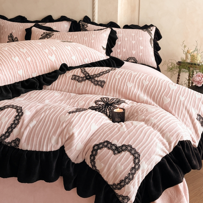 91家纺网 家纺一手货源 找家纺 索飞特家纺 2025新款秋冬赫本风牛奶绒彩印黑边四件套 挚爱-粉