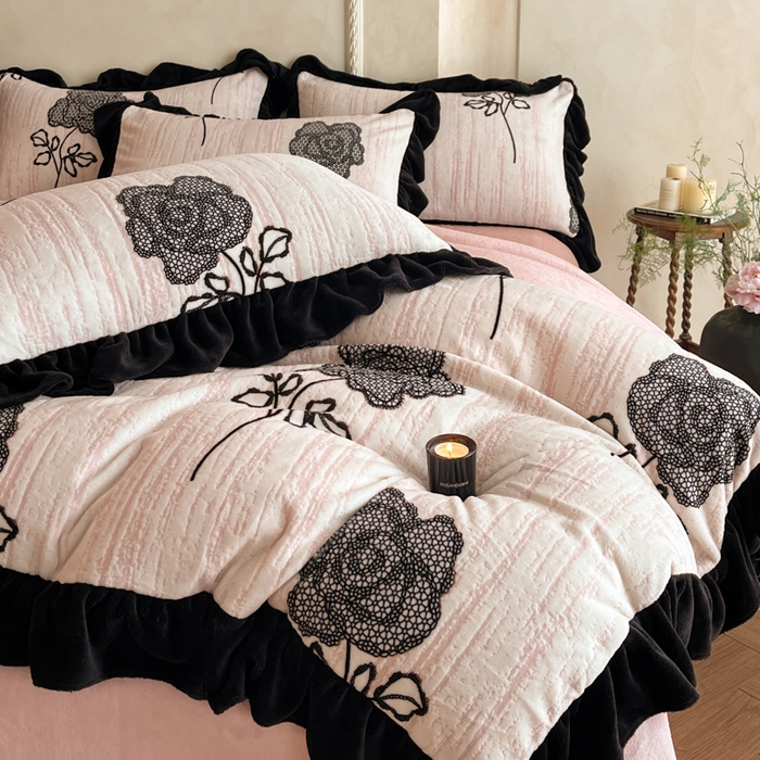 91家纺网 家纺一手货源 找家纺 索飞特家纺 2025新款秋冬赫本风牛奶绒彩印黑边四件套 情愫-玉