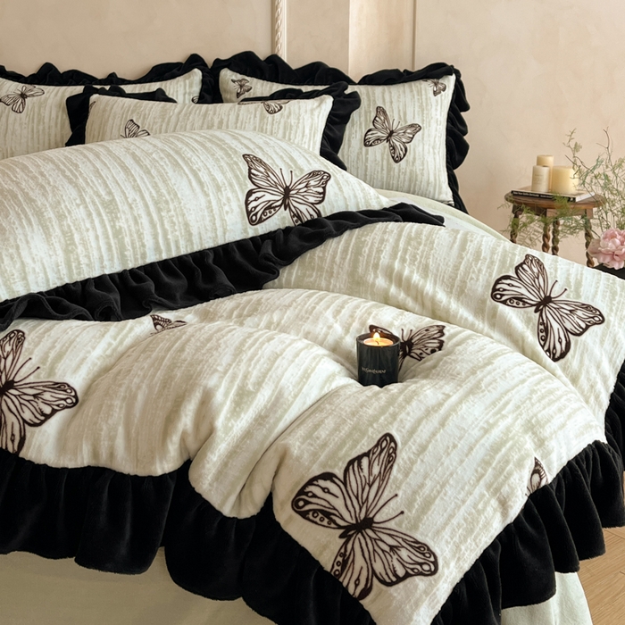 91家纺网 家纺一手货源 找家纺 索飞特家纺 2025新款秋冬赫本风牛奶绒彩印黑边四件套 玉蝴蝶-沁绿