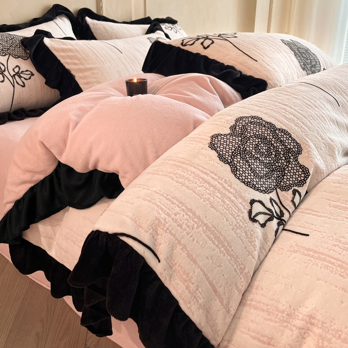 91家纺网 家纺一手货源 找家纺 索飞特家纺 2025新款秋冬赫本风牛奶绒彩印黑边四件套 情愫-玉