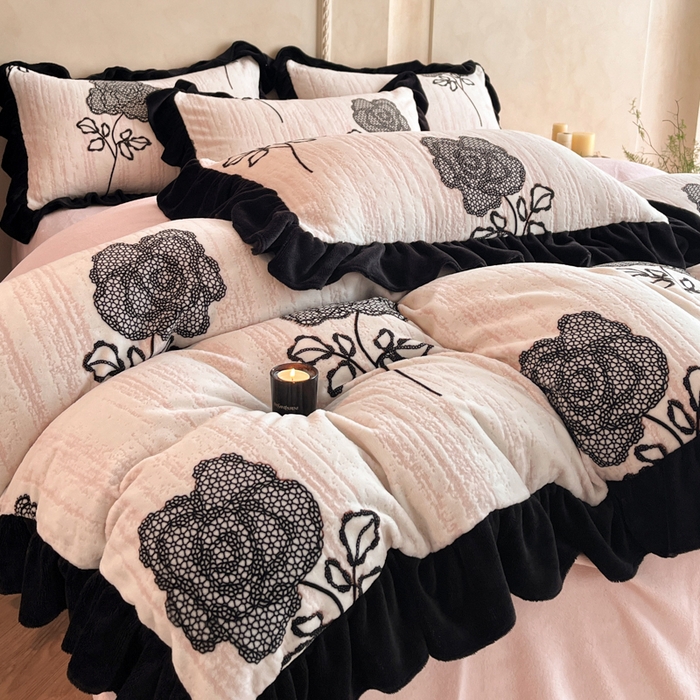 91家纺网 家纺一手货源 找家纺 索飞特家纺 2025新款秋冬赫本风牛奶绒彩印黑边四件套 情愫-玉