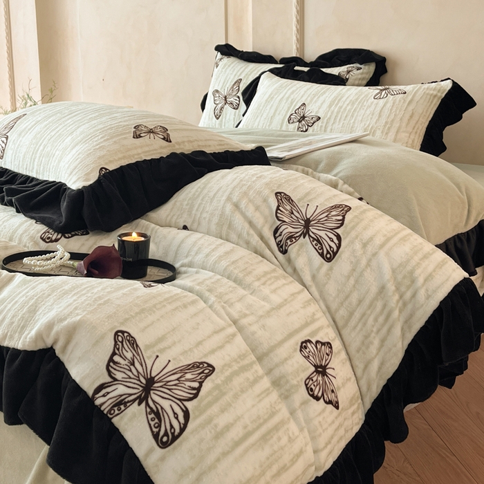 91家纺网 家纺一手货源 找家纺 索飞特家纺 2025新款秋冬赫本风牛奶绒彩印黑边四件套 玉蝴蝶-沁绿