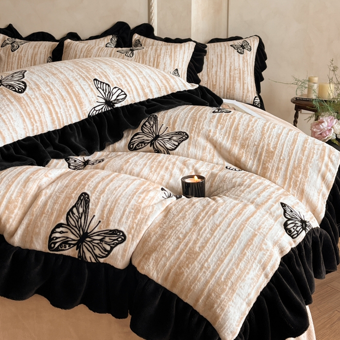 91家纺网 家纺一手货源 找家纺 索飞特家纺 2025新款秋冬赫本风牛奶绒彩印黑边四件套 玉蝴蝶-卡其