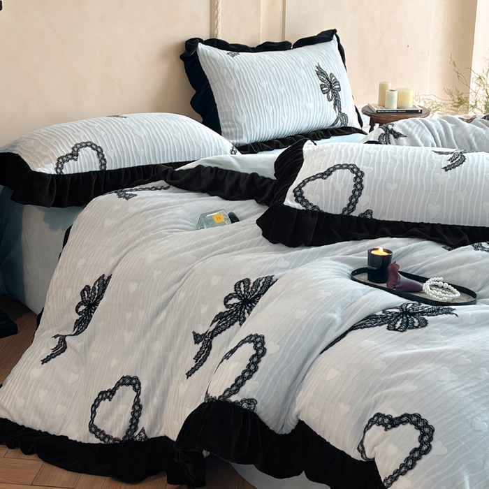 91家纺网 家纺一手货源 找家纺 索飞特家纺 2025新款秋冬赫本风牛奶绒彩印黑边四件套 挚爱-兰