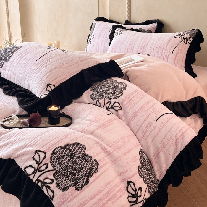 91家纺网 家纺一手货源 找家纺 索飞特家纺 2025新款秋冬赫本风牛奶绒彩印黑边四件套 情愫-粉