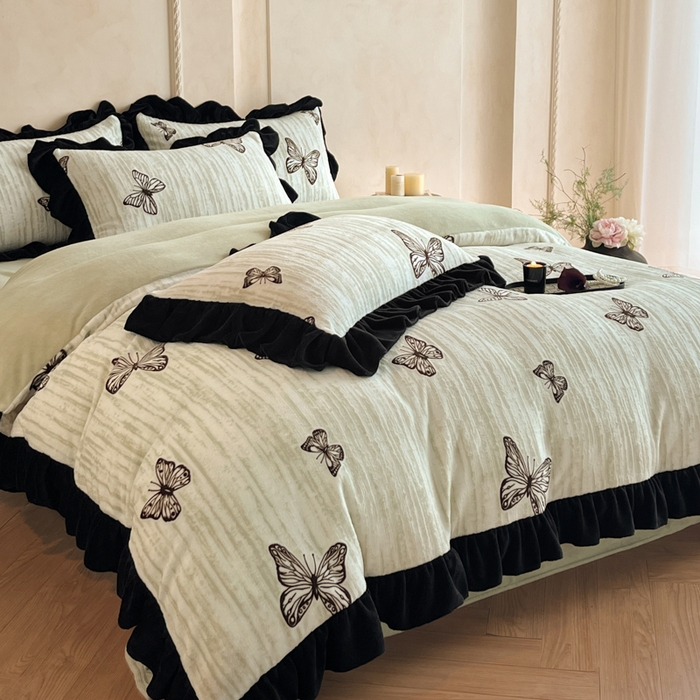 91家纺网 家纺一手货源 找家纺 索飞特家纺 2025新款秋冬赫本风牛奶绒彩印黑边四件套 玉蝴蝶-沁绿