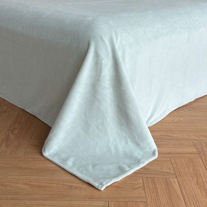 91家纺网 家纺一手货源 找家纺 索飞特家纺 2025新款秋冬赫本风牛奶绒彩印黑边四件套 奥莱迪-雾蓝