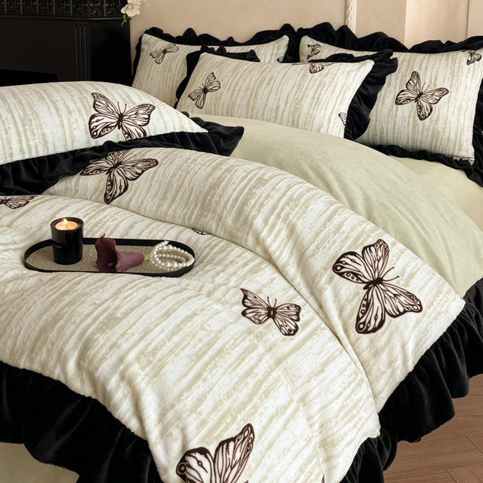 索飞特家纺 2025新款秋冬赫本风牛奶绒彩印黑边四件套 玉蝴蝶-沁绿