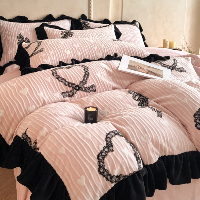 91家纺网 家纺一手货源 找家纺 索飞特家纺 2025新款秋冬赫本风牛奶绒彩印黑边四件套 挚爱-粉