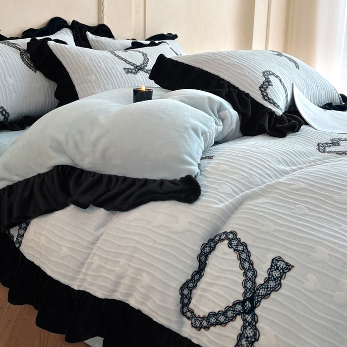 91家纺网 家纺一手货源 找家纺 索飞特家纺 2025新款秋冬赫本风牛奶绒彩印黑边四件套 挚爱-兰