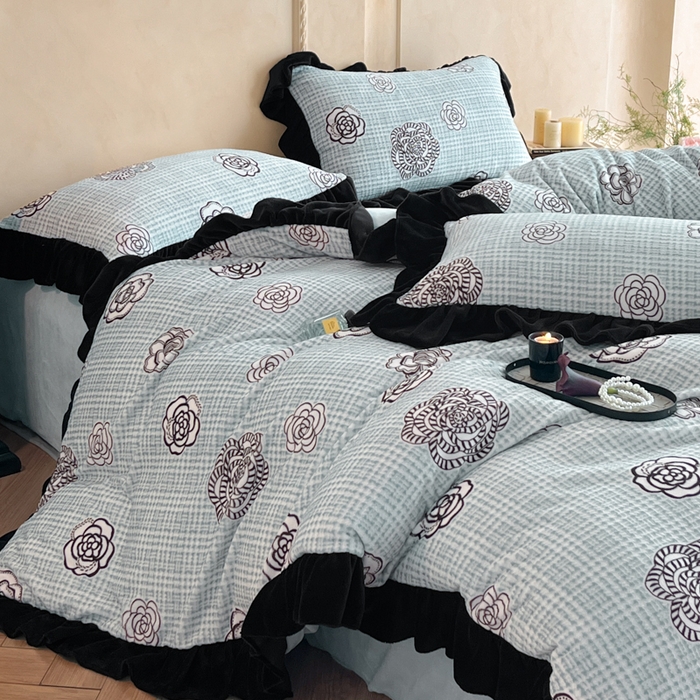 91家纺网 家纺一手货源 找家纺 索飞特家纺 2025新款秋冬赫本风牛奶绒彩印黑边四件套 奥莱迪-雾蓝