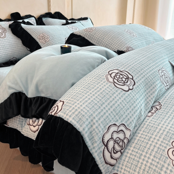 91家纺网 家纺一手货源 找家纺 索飞特家纺 2025新款秋冬赫本风牛奶绒彩印黑边四件套 奥莱迪-雾蓝
