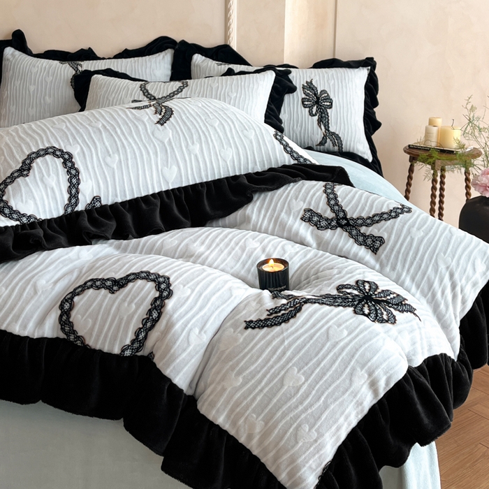 91家纺网 家纺一手货源 找家纺 索飞特家纺 2025新款秋冬赫本风牛奶绒彩印黑边四件套 挚爱-兰