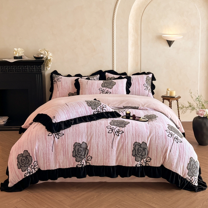 91家纺网 家纺一手货源 找家纺 索飞特家纺 2025新款秋冬赫本风牛奶绒彩印黑边四件套 情愫-粉