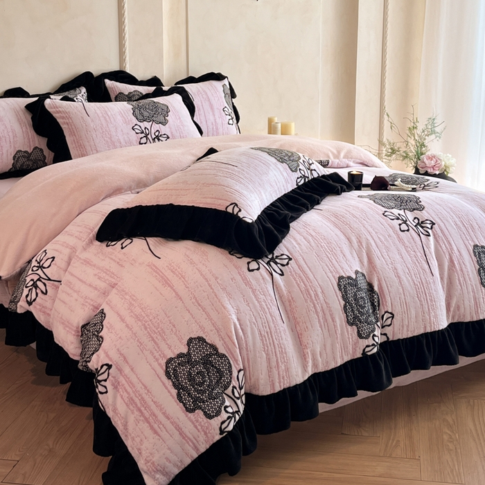 91家纺网 家纺一手货源 找家纺 索飞特家纺 2025新款秋冬赫本风牛奶绒彩印黑边四件套 情愫-粉