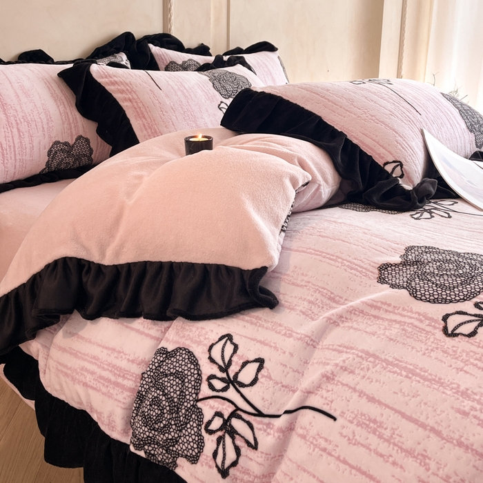 91家纺网 家纺一手货源 找家纺 索飞特家纺 2025新款秋冬赫本风牛奶绒彩印黑边四件套 情愫-粉