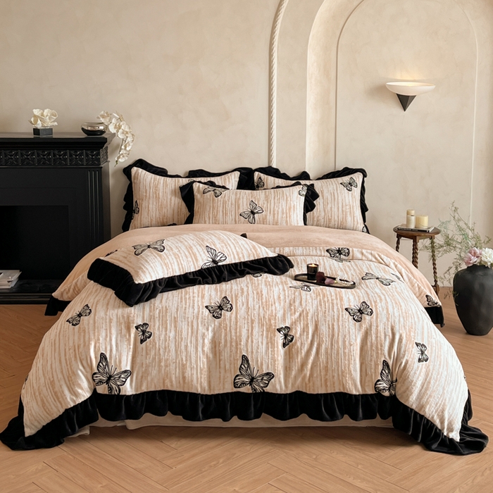 91家纺网 家纺一手货源 找家纺 索飞特家纺 2025新款秋冬赫本风牛奶绒彩印黑边四件套 玉蝴蝶-卡其