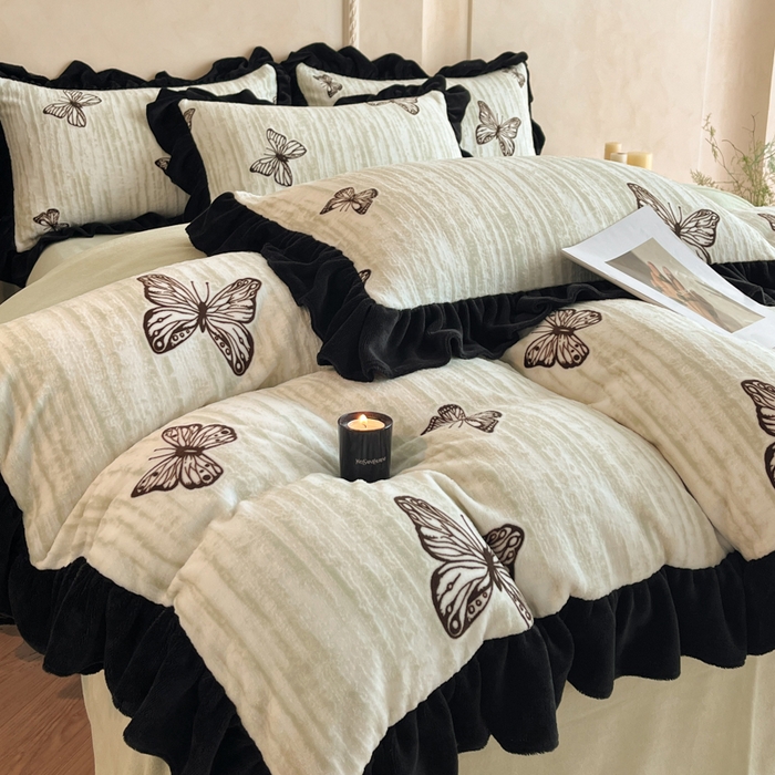 91家纺网 家纺一手货源 找家纺 索飞特家纺 2025新款秋冬赫本风牛奶绒彩印黑边四件套 玉蝴蝶-沁绿