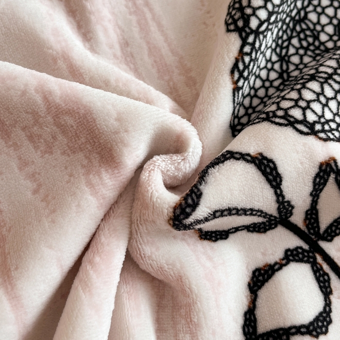 91家纺网 家纺一手货源 找家纺 索飞特家纺 2025新款秋冬赫本风牛奶绒彩印黑边四件套 情愫-玉