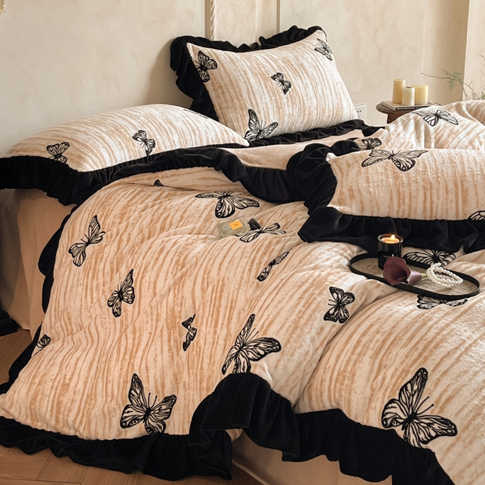 91家纺网 家纺一手货源 找家纺 索飞特家纺 2025新款秋冬赫本风牛奶绒彩印黑边四件套 玉蝴蝶-卡其