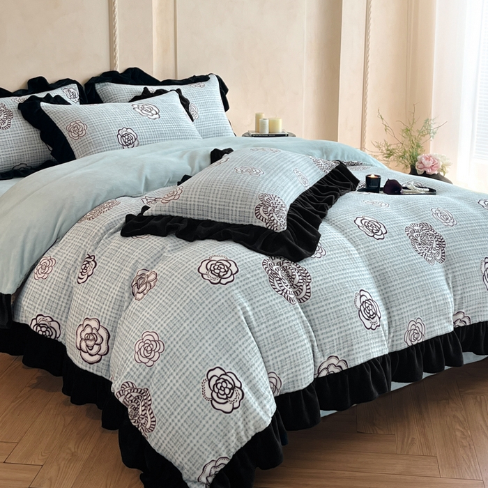 91家纺网 家纺一手货源 找家纺 索飞特家纺 2025新款秋冬赫本风牛奶绒彩印黑边四件套 奥莱迪-雾蓝