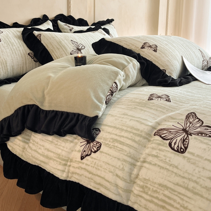 91家纺网 家纺一手货源 找家纺 索飞特家纺 2025新款秋冬赫本风牛奶绒彩印黑边四件套 玉蝴蝶-沁绿