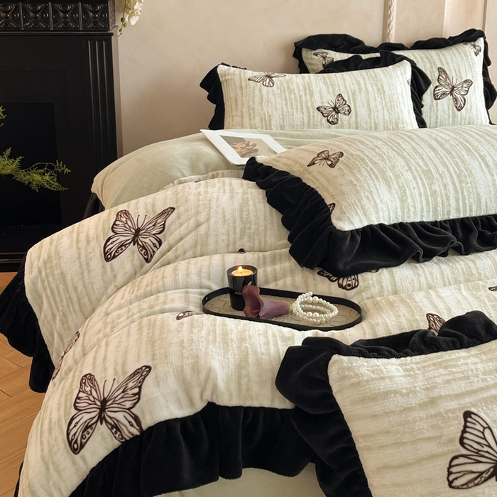 91家纺网 家纺一手货源 找家纺 索飞特家纺 2025新款秋冬赫本风牛奶绒彩印黑边四件套 玉蝴蝶-沁绿