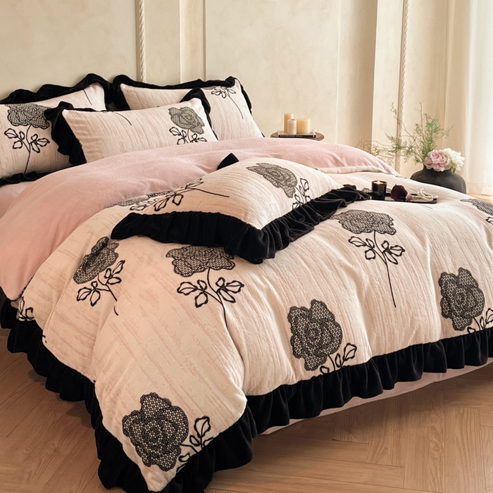 91家纺网 家纺一手货源 找家纺 索飞特家纺 2025新款秋冬赫本风牛奶绒彩印黑边四件套 情愫-玉