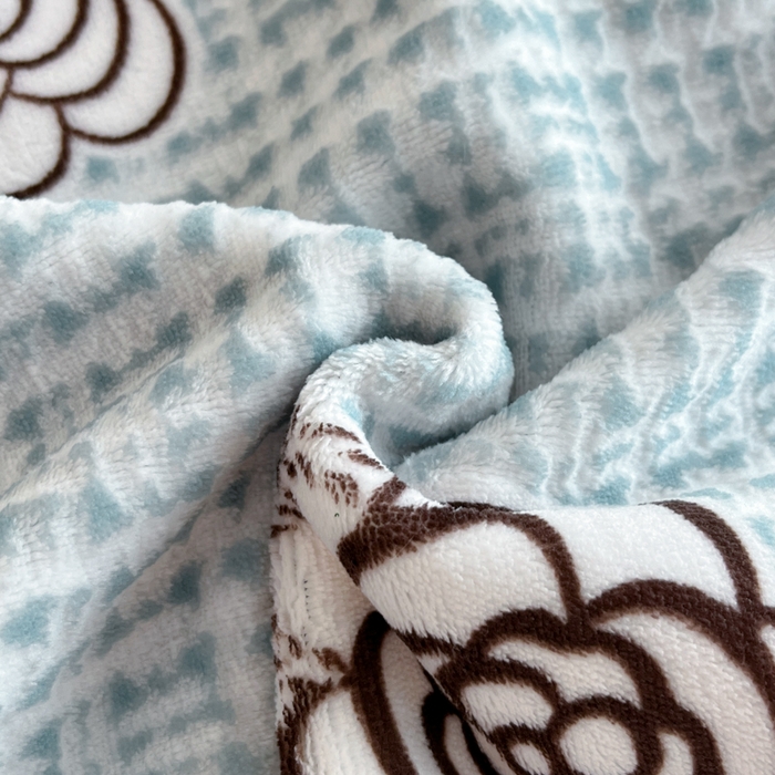 91家纺网 家纺一手货源 找家纺 索飞特家纺 2025新款秋冬赫本风牛奶绒彩印黑边四件套 奥莱迪-雾蓝