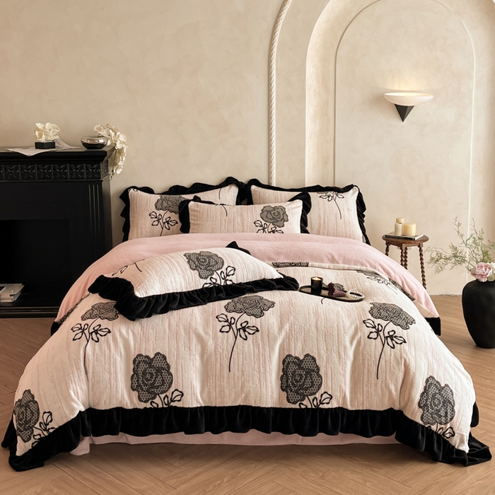 91家纺网 家纺一手货源 找家纺 索飞特家纺 2025新款秋冬赫本风牛奶绒彩印黑边四件套 情愫-玉