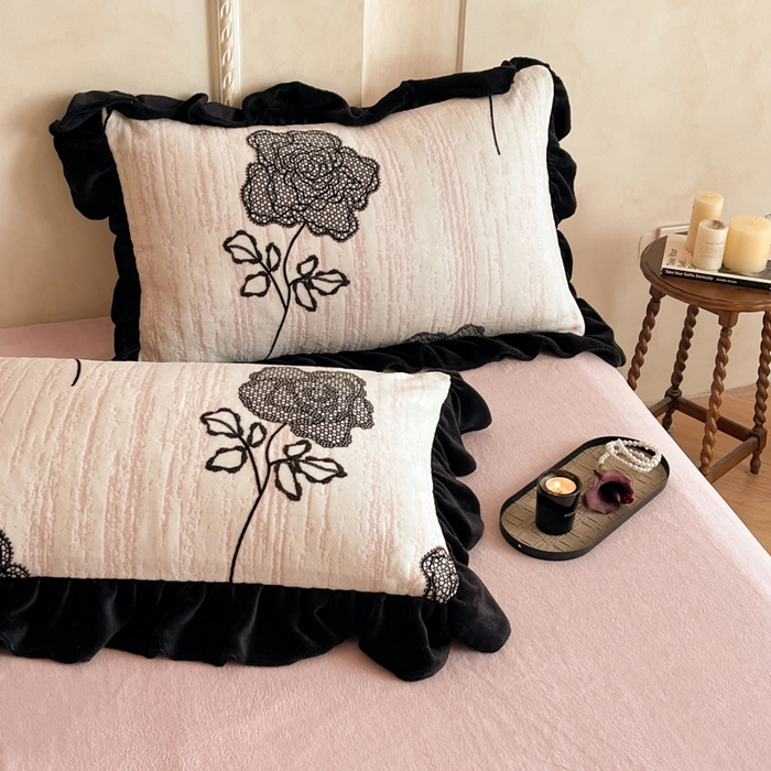 91家纺网 家纺一手货源 找家纺 索飞特家纺 2025新款秋冬赫本风牛奶绒彩印黑边四件套 情愫-玉