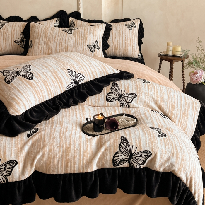 91家纺网 家纺一手货源 找家纺 索飞特家纺 2025新款秋冬赫本风牛奶绒彩印黑边四件套 玉蝴蝶-卡其