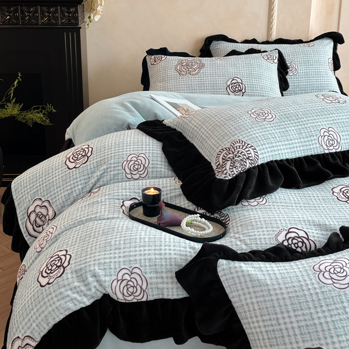 91家纺网 家纺一手货源 找家纺 索飞特家纺 2025新款秋冬赫本风牛奶绒彩印黑边四件套 奥莱迪-雾蓝