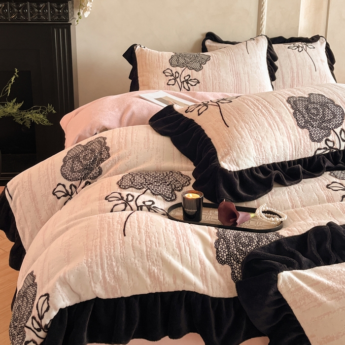 91家纺网 家纺一手货源 找家纺 索飞特家纺 2025新款秋冬赫本风牛奶绒彩印黑边四件套 情愫-玉