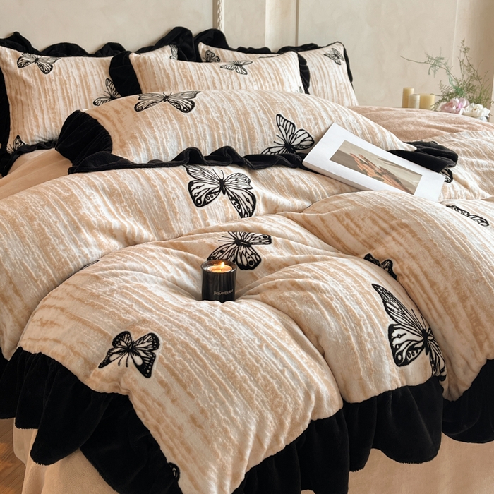 91家纺网 家纺一手货源 找家纺 索飞特家纺 2025新款秋冬赫本风牛奶绒彩印黑边四件套 玉蝴蝶-卡其