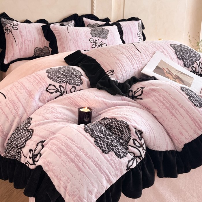 91家纺网 家纺一手货源 找家纺 索飞特家纺 2025新款秋冬赫本风牛奶绒彩印黑边四件套 情愫-粉