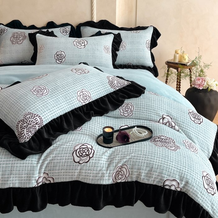 91家纺网 家纺一手货源 找家纺 索飞特家纺 2025新款秋冬赫本风牛奶绒彩印黑边四件套 奥莱迪-雾蓝