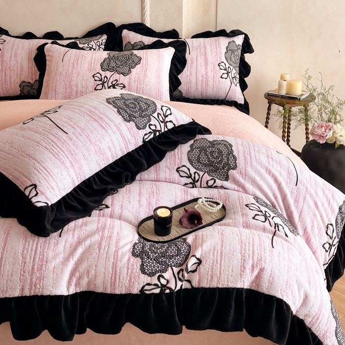 91家纺网 家纺一手货源 找家纺 索飞特家纺 2025新款秋冬赫本风牛奶绒彩印黑边四件套 情愫-粉