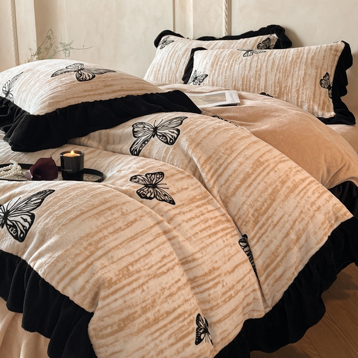 91家纺网 家纺一手货源 找家纺 索飞特家纺 2025新款秋冬赫本风牛奶绒彩印黑边四件套 玉蝴蝶-卡其