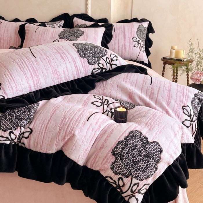 91家纺网 家纺一手货源 找家纺 索飞特家纺 2025新款秋冬赫本风牛奶绒彩印黑边四件套 情愫-粉