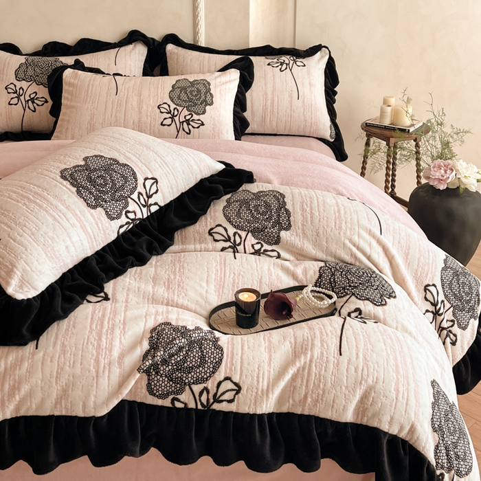 91家纺网 家纺一手货源 找家纺 索飞特家纺 2025新款秋冬赫本风牛奶绒彩印黑边四件套 情愫-玉