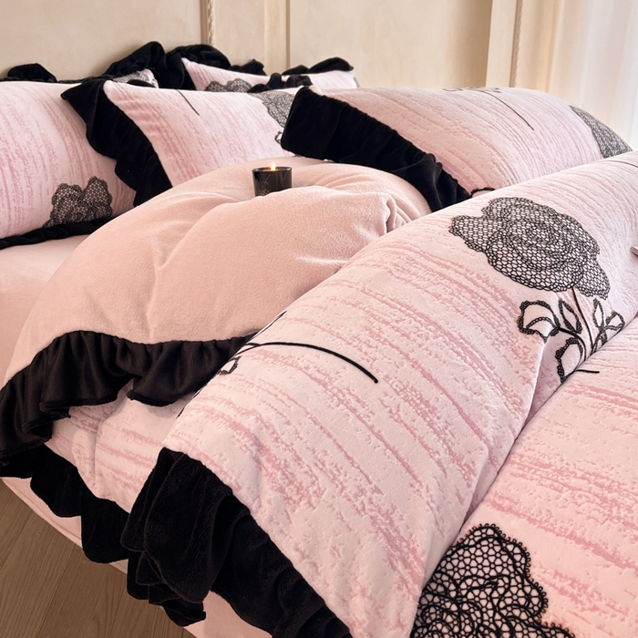 91家纺网 家纺一手货源 找家纺 索飞特家纺 2025新款秋冬赫本风牛奶绒彩印黑边四件套 情愫-粉