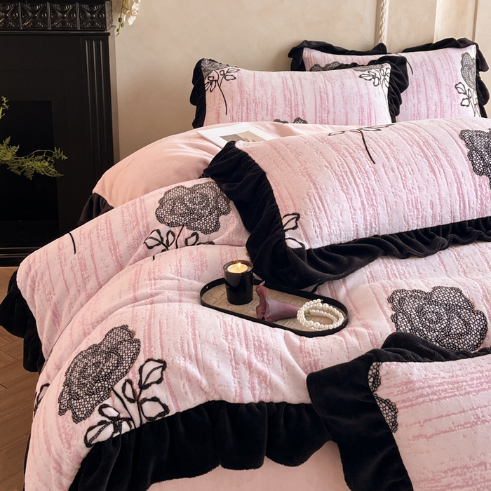 91家纺网 家纺一手货源 找家纺 索飞特家纺 2025新款秋冬赫本风牛奶绒彩印黑边四件套 情愫-粉