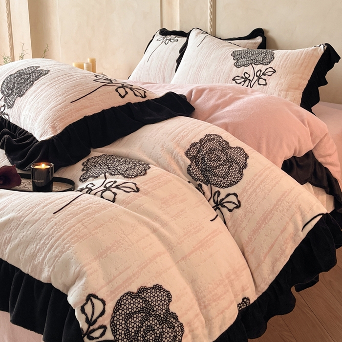 91家纺网 家纺一手货源 找家纺 索飞特家纺 2025新款秋冬赫本风牛奶绒彩印黑边四件套 情愫-玉