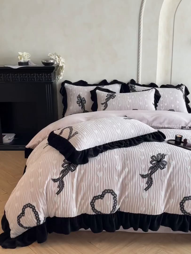 91家纺网 家纺一手货源 找家纺 索飞特家纺 2025新款秋冬赫本风牛奶绒彩印黑边四件套 挚爱-粉
