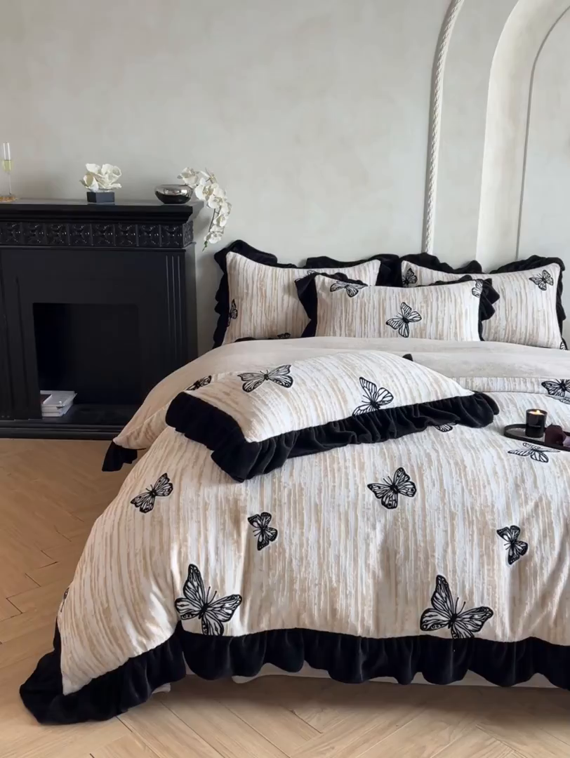 91家纺网 家纺一手货源 找家纺 索飞特家纺 2025新款秋冬赫本风牛奶绒彩印黑边四件套 玉蝴蝶-卡其