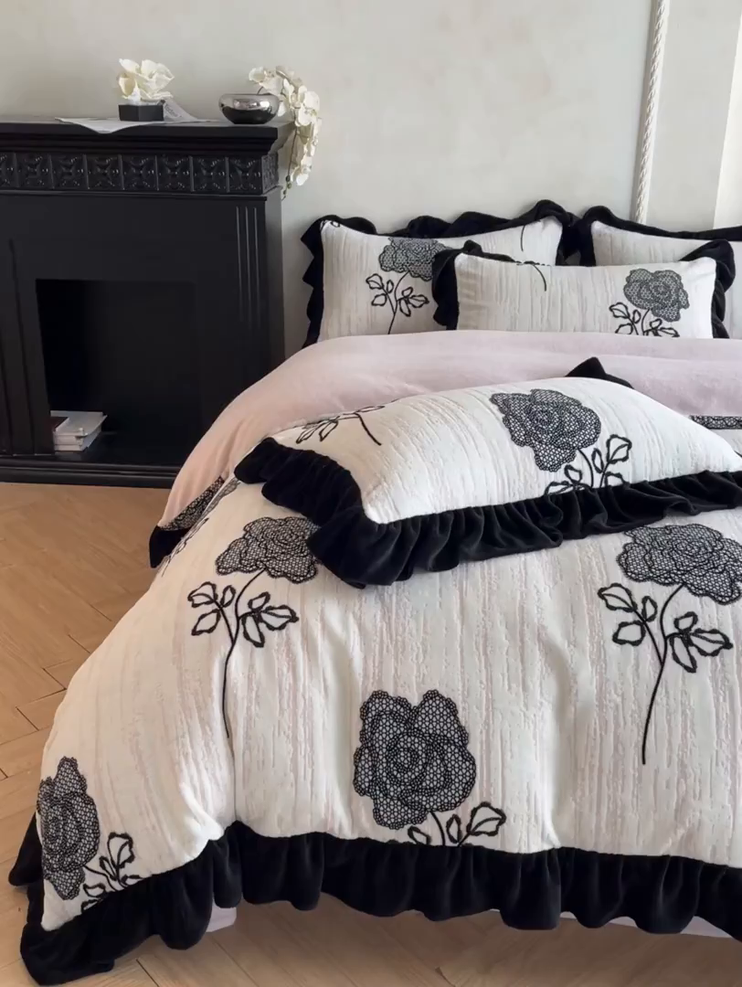 91家纺网 家纺一手货源 找家纺 索飞特家纺 2025新款秋冬赫本风牛奶绒彩印黑边四件套 情愫-玉