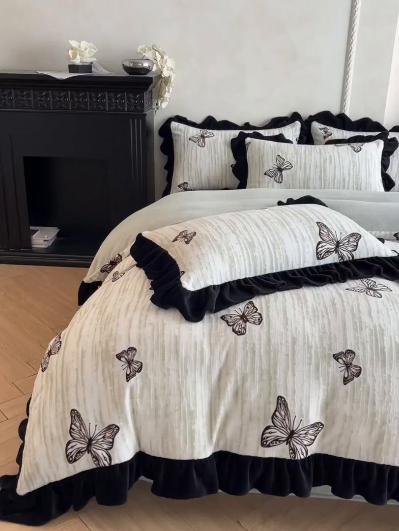 91家纺网 家纺一手货源 找家纺 索飞特家纺 2025新款秋冬赫本风牛奶绒彩印黑边四件套 玉蝴蝶-沁绿